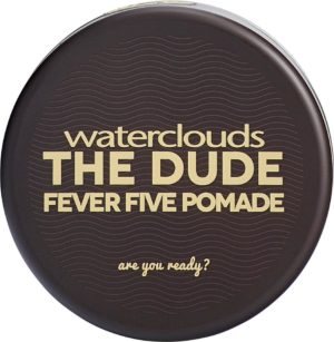 Waterclouds The Dude Fever Five Pomade är en vattenlöslig, klassisk pomad som ger din frisyr stadga och hållbarhet! Perfekt för en bakåtkammad look, eller för att hålla en snedbena på plats. En lättanvänd och kraftfull produkt som ger din frisyr glans och stark stadga. Passar både kort & långt hår. 100ml